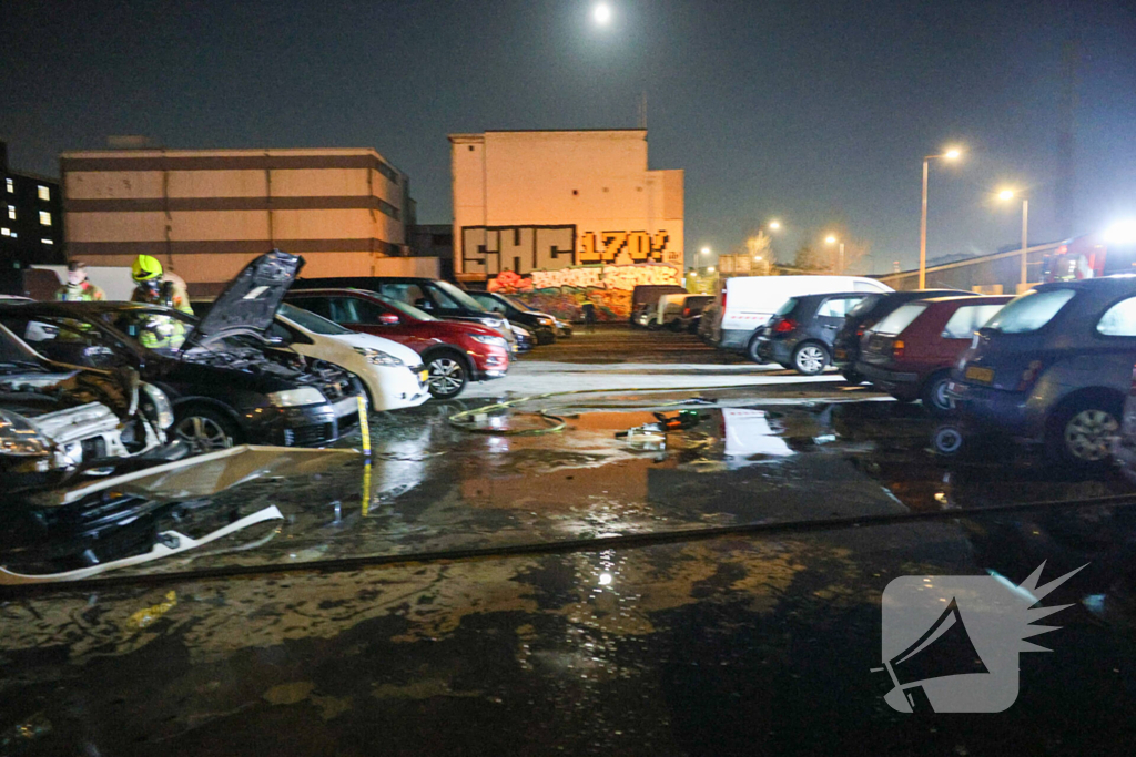 Benzinevaten aangetroffen bij autobrand