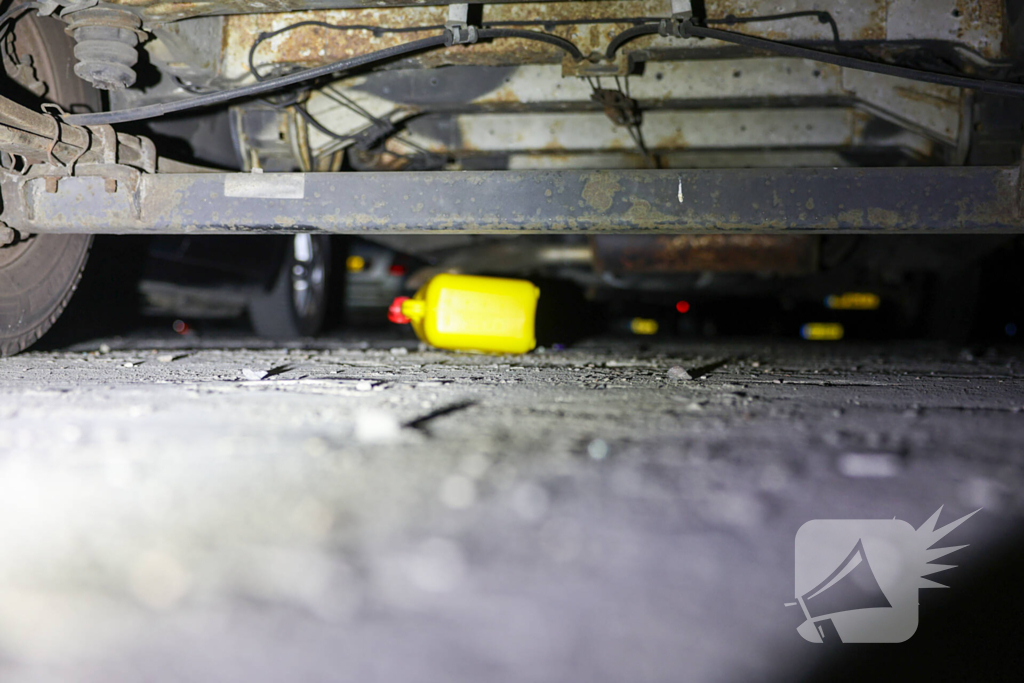 Benzinevaten aangetroffen bij autobrand