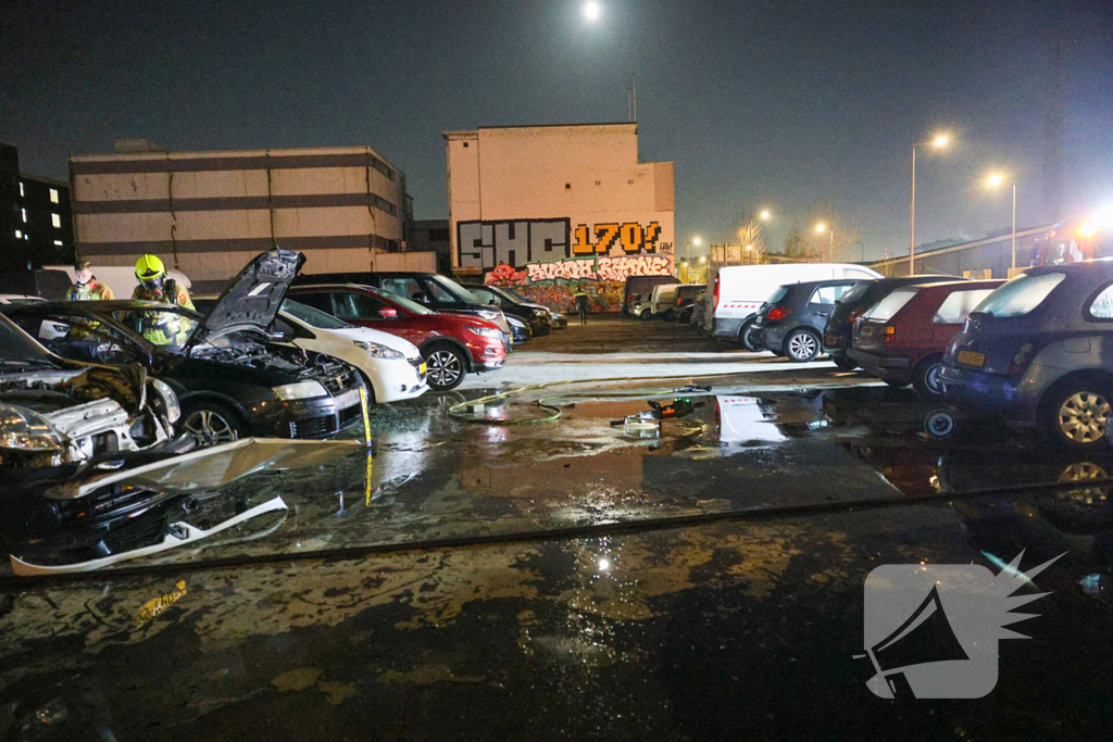 Benzinevaten aangetroffen bij autobrand