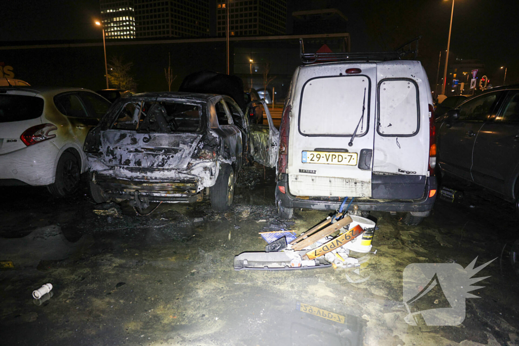 Benzinevaten aangetroffen bij autobrand