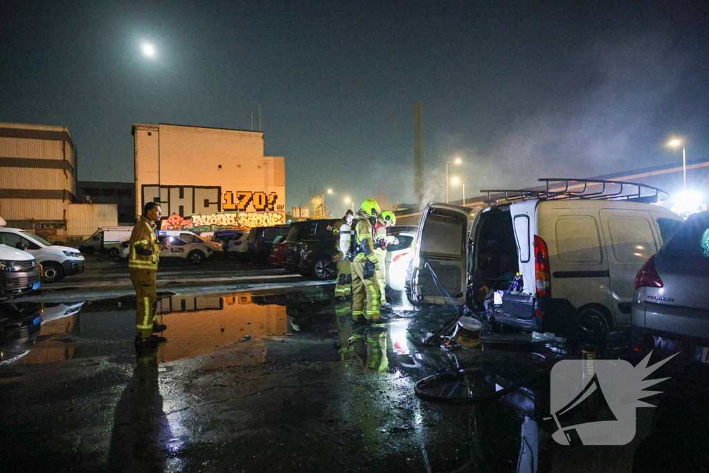Benzinevaten aangetroffen bij autobrand