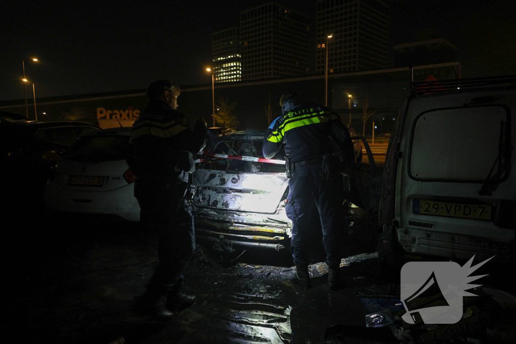 Benzinevaten aangetroffen bij autobrand