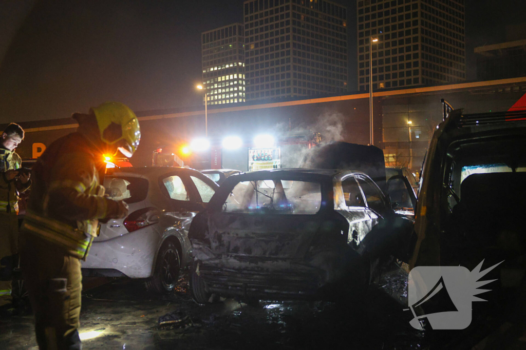 Benzinevaten aangetroffen bij autobrand