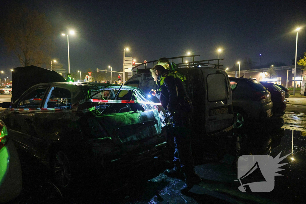 Benzinevaten aangetroffen bij autobrand