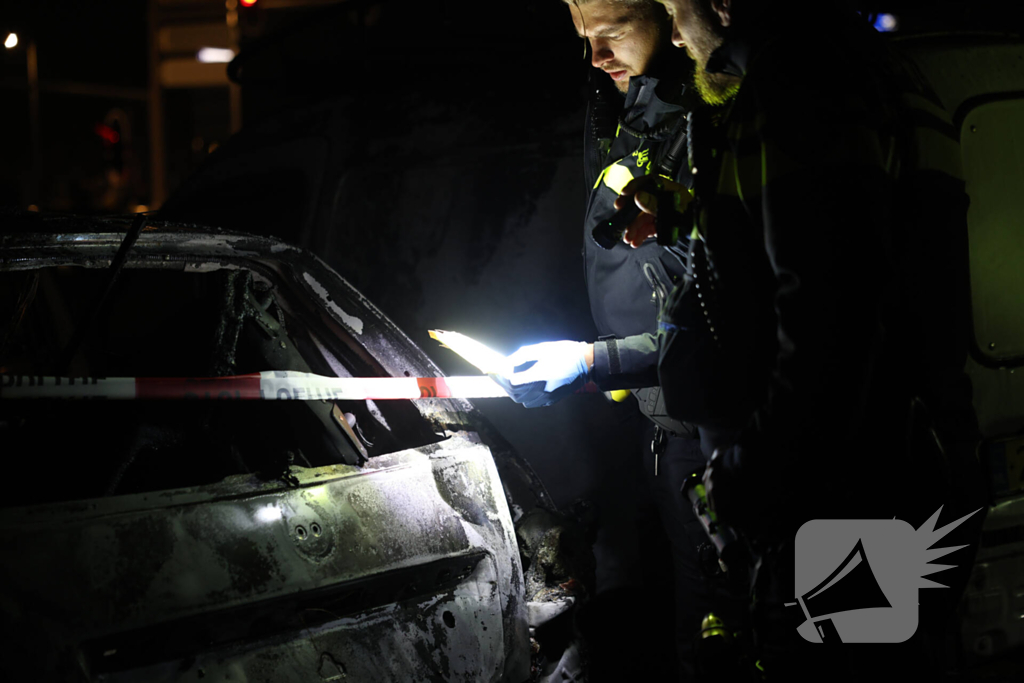 Benzinevaten aangetroffen bij autobrand