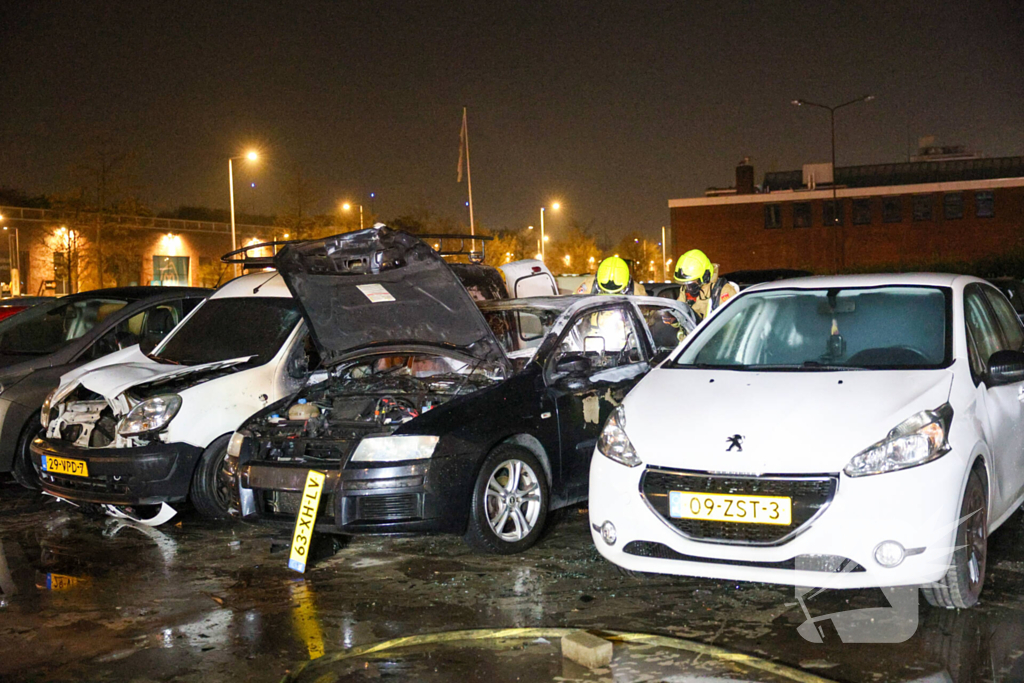 Benzinevaten aangetroffen bij autobrand