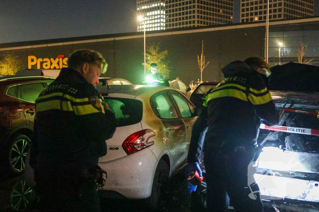 Benzinevaten aangetroffen bij autobrand