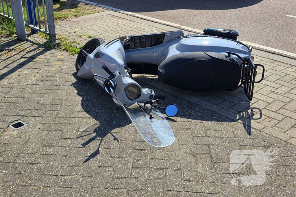 Dame op scooter aangereden door automobilist