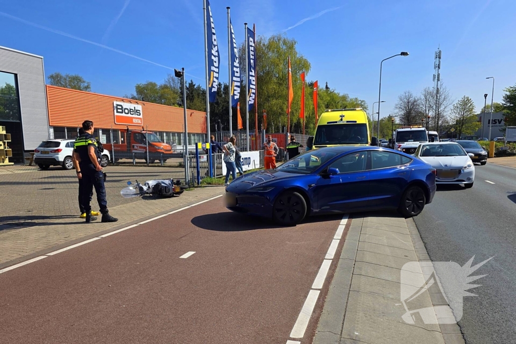 Dame op scooter aangereden door automobilist