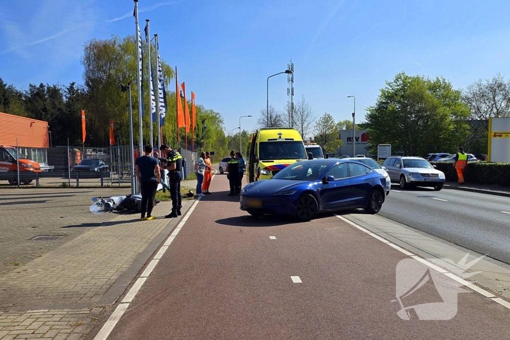 Dame op scooter aangereden door automobilist