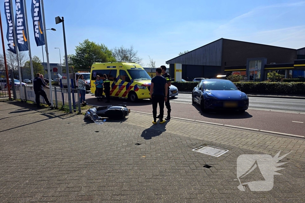 Dame op scooter aangereden door automobilist