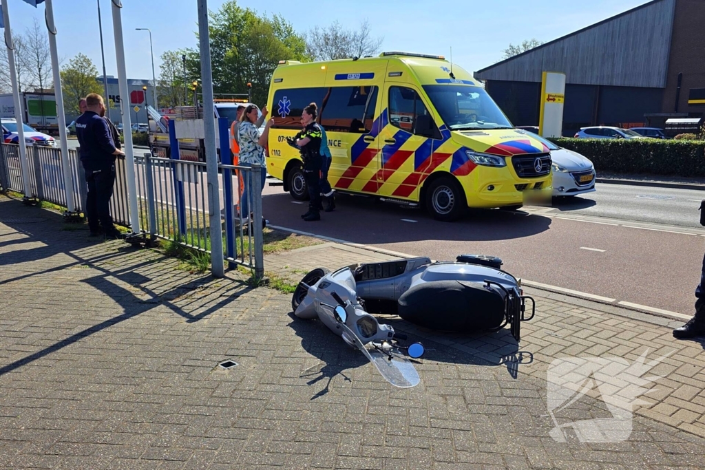 Dame op scooter aangereden door automobilist