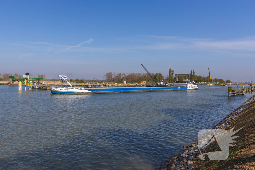 Eerste schepen door vernieuwde Julianakanaal
