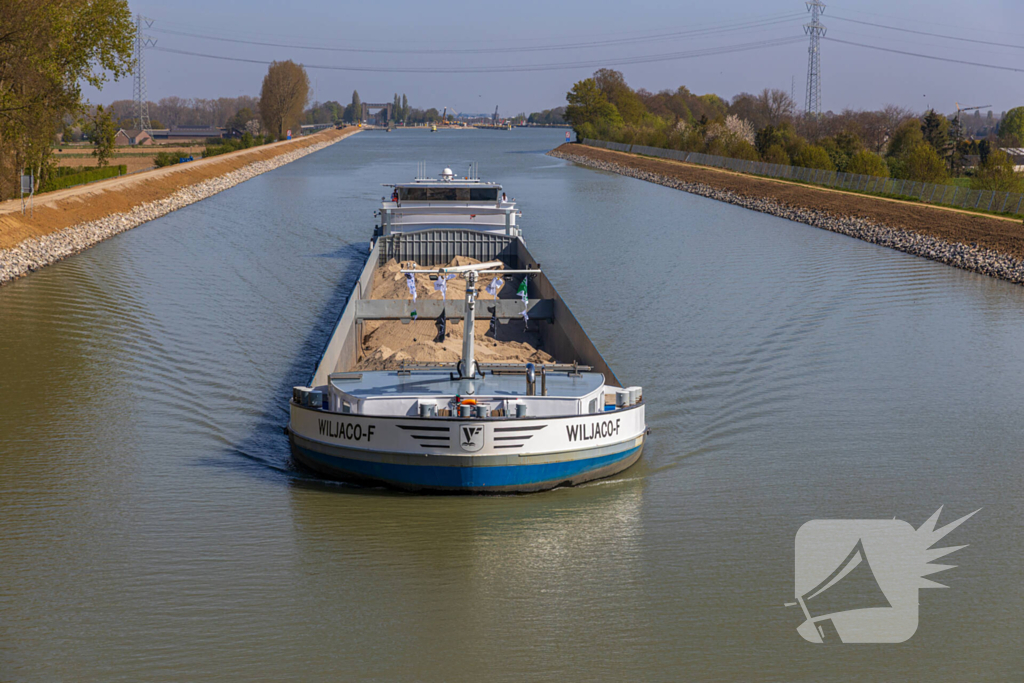 Eerste schepen door vernieuwde Julianakanaal