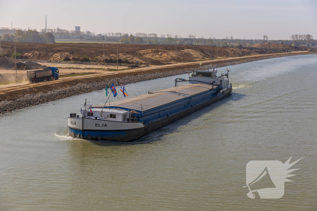 Eerste schepen door vernieuwde Julianakanaal