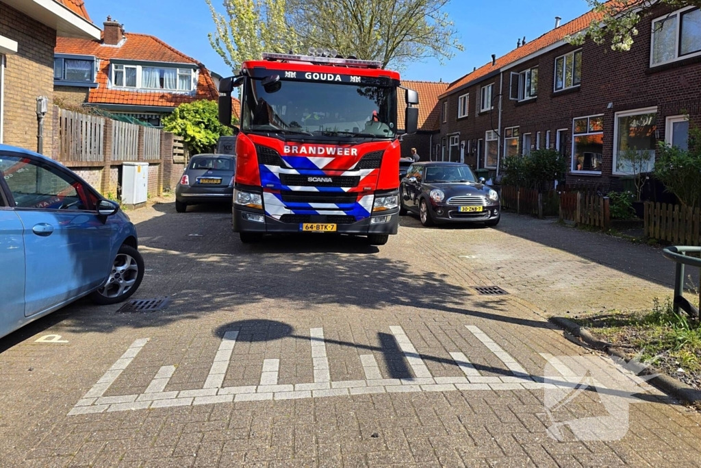 Verhuiswagen raakt tak, brandweer opgeroepen