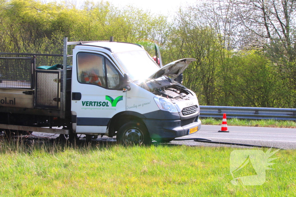 Werkbus zwaar beschadigd door brand op de A7