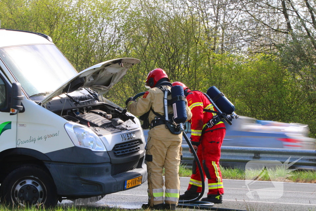 Werkbus zwaar beschadigd door brand op de A7