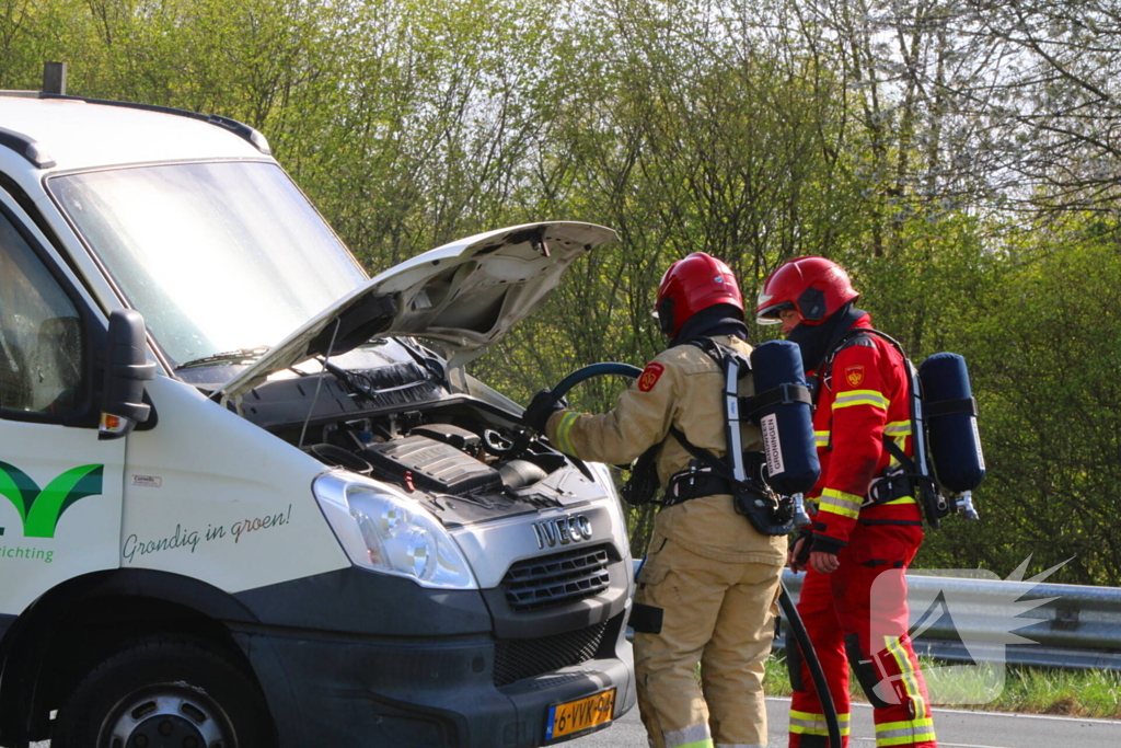 Werkbus zwaar beschadigd door brand op de A7