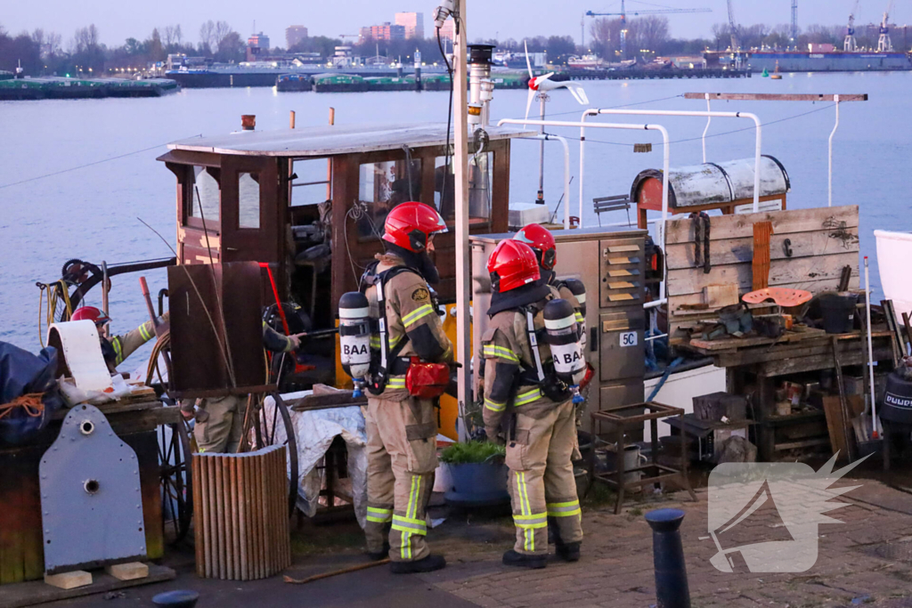 Aangebrande pizza aan boord woonschip zorgt voor grote inzet hulpdiensten