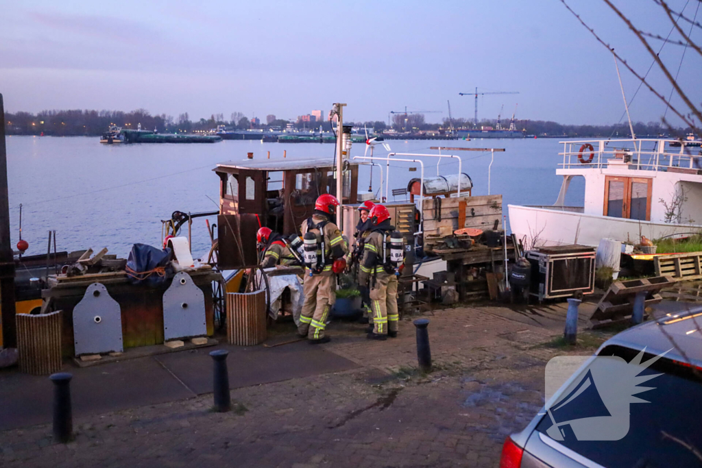 Aangebrande pizza aan boord woonschip zorgt voor grote inzet hulpdiensten