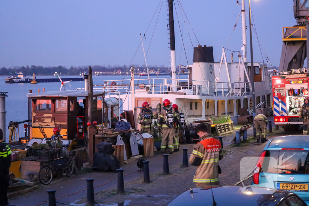 Aangebrande pizza aan boord woonschip zorgt voor grote inzet hulpdiensten