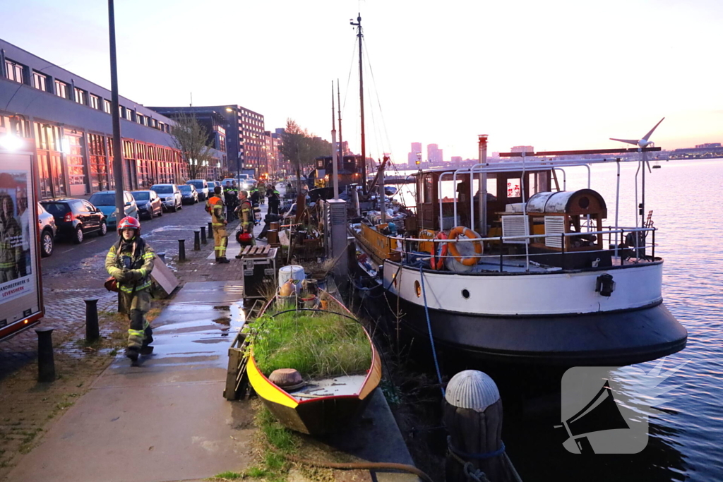 Aangebrande pizza aan boord woonschip zorgt voor grote inzet hulpdiensten
