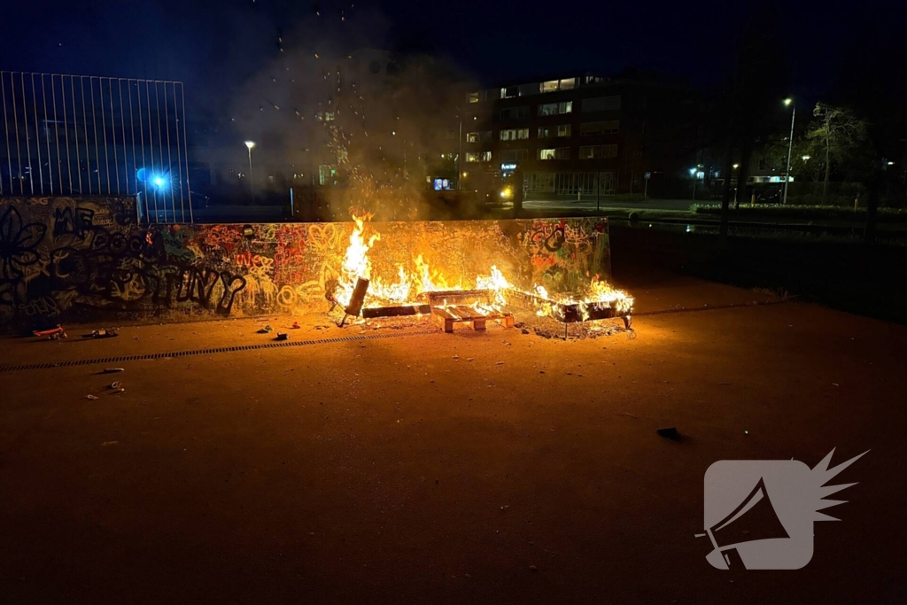 Bankstel in brand bij skatebaan