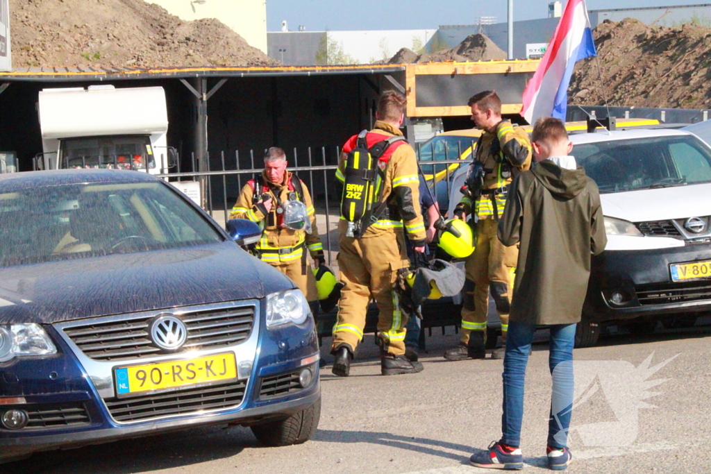 Brandweer onderzoekt vreemde lucht bij autobedrijf