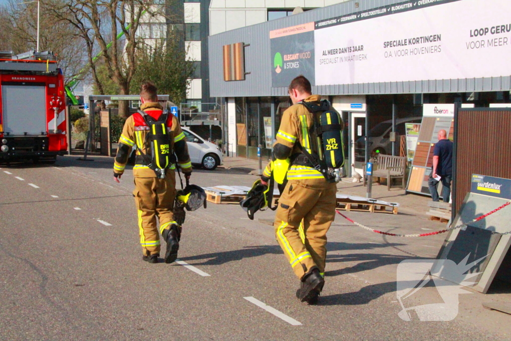 Brandweer onderzoekt vreemde lucht bij autobedrijf