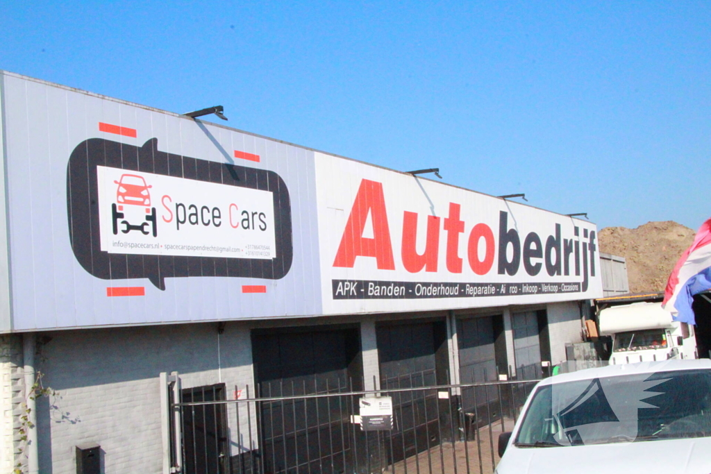 Brandweer onderzoekt vreemde lucht bij autobedrijf