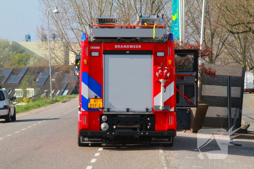 Brandweer onderzoekt vreemde lucht bij autobedrijf