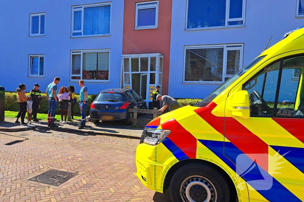 Automobilist rijdt door hek en botst tegen portiek