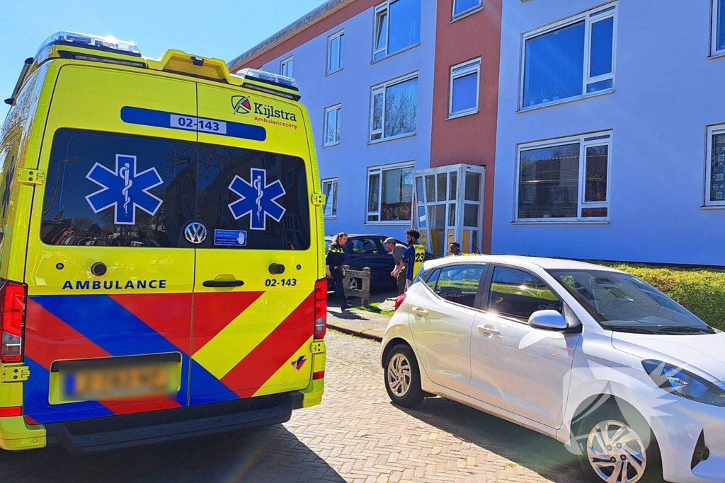 Automobilist rijdt door hek en botst tegen portiek