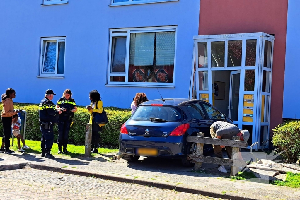 Automobilist rijdt door hek en botst tegen portiek