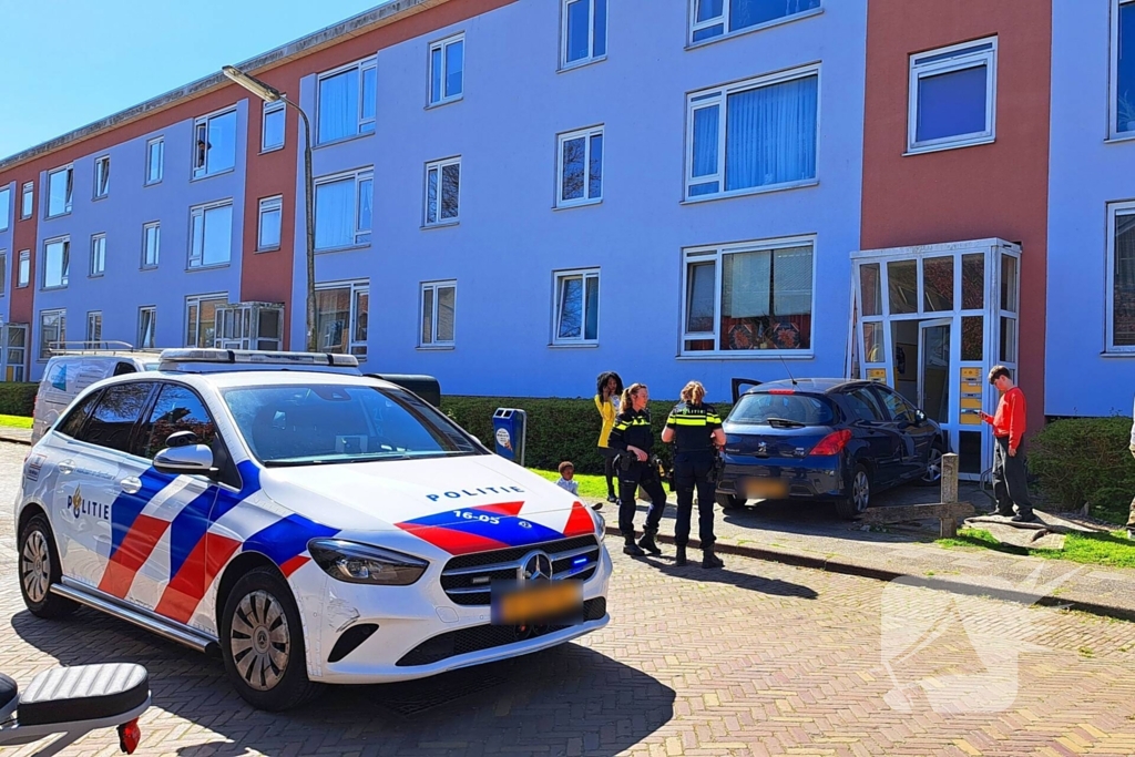 Automobilist rijdt door hek en botst tegen portiek