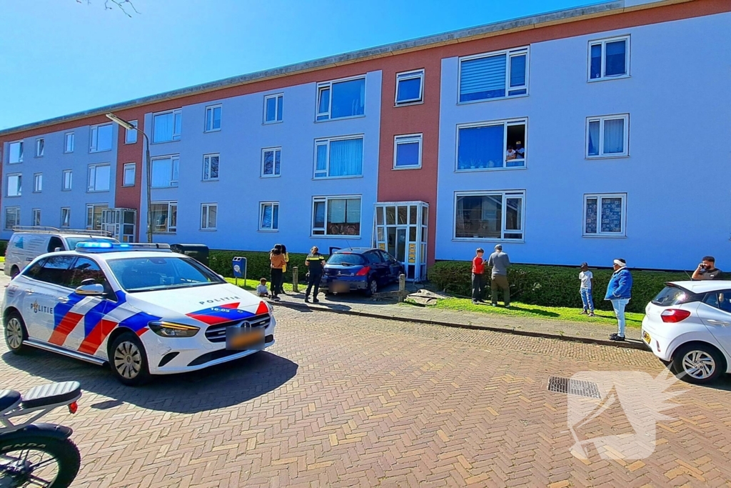 Automobilist rijdt door hek en botst tegen portiek