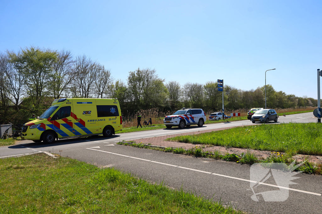 Automobilist bedenkt zich geen moment en springt water in als oudere te water raakt