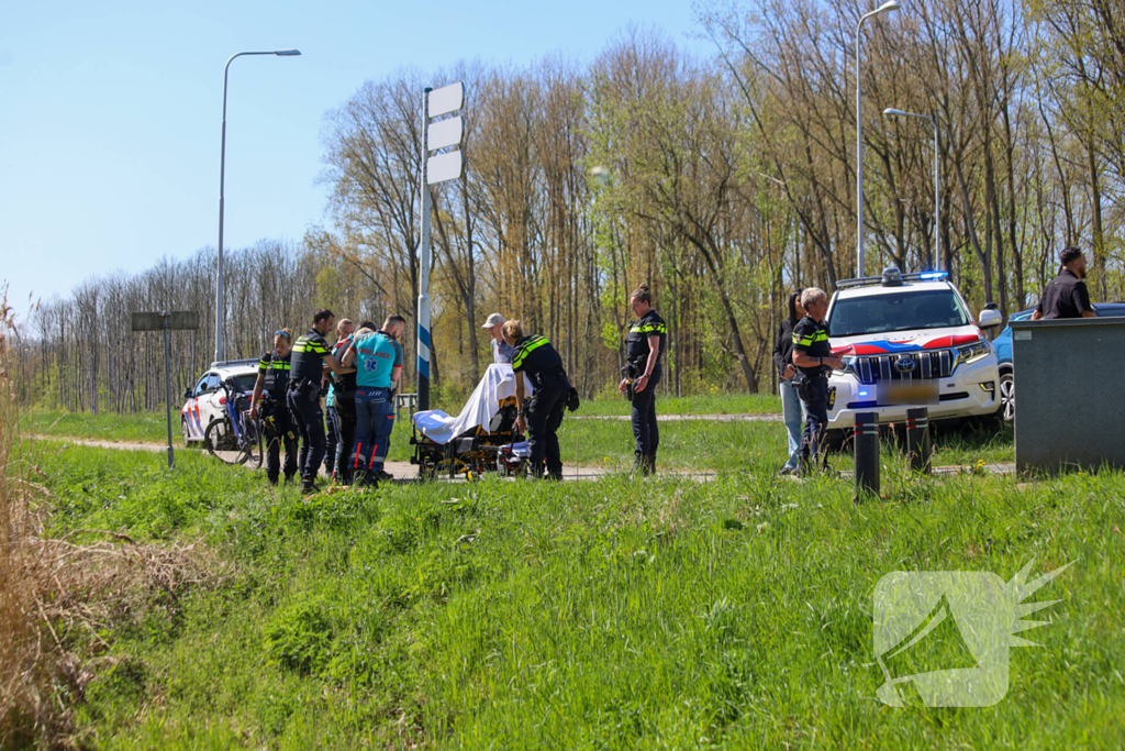 Automobilist bedenkt zich geen moment en springt water in als oudere te water raakt