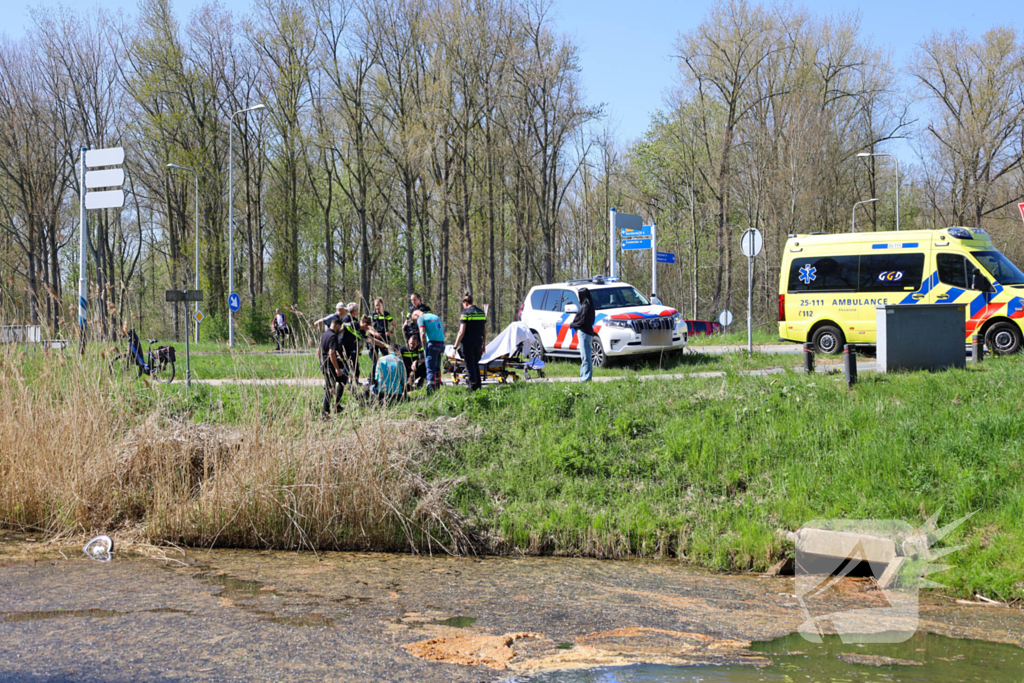 Automobilist bedenkt zich geen moment en springt water in als oudere te water raakt