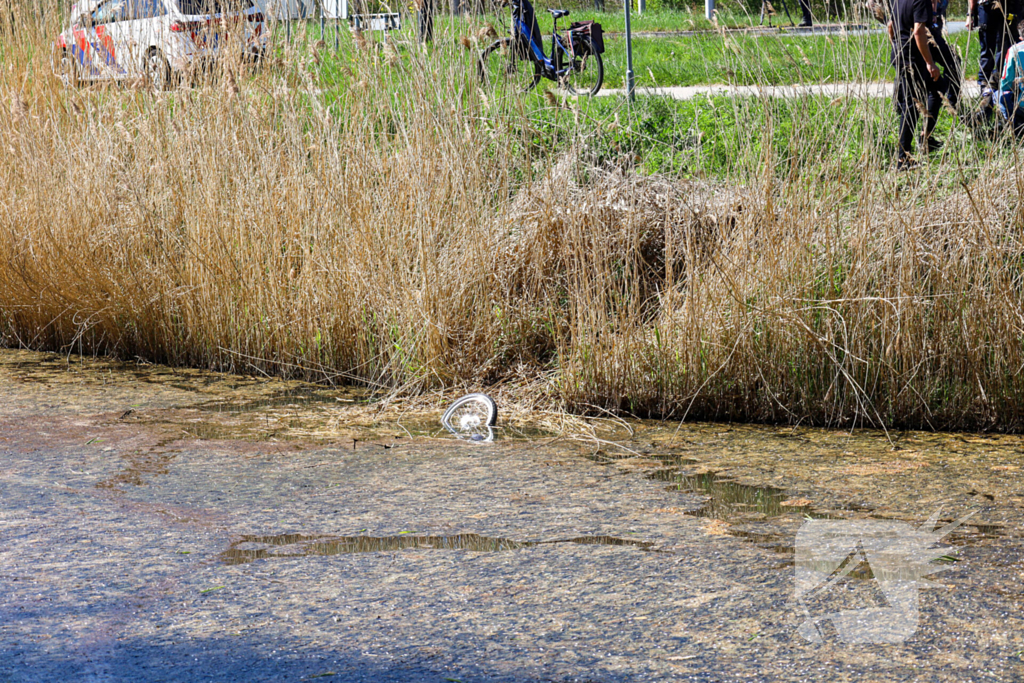 Automobilist bedenkt zich geen moment en springt water in als oudere te water raakt