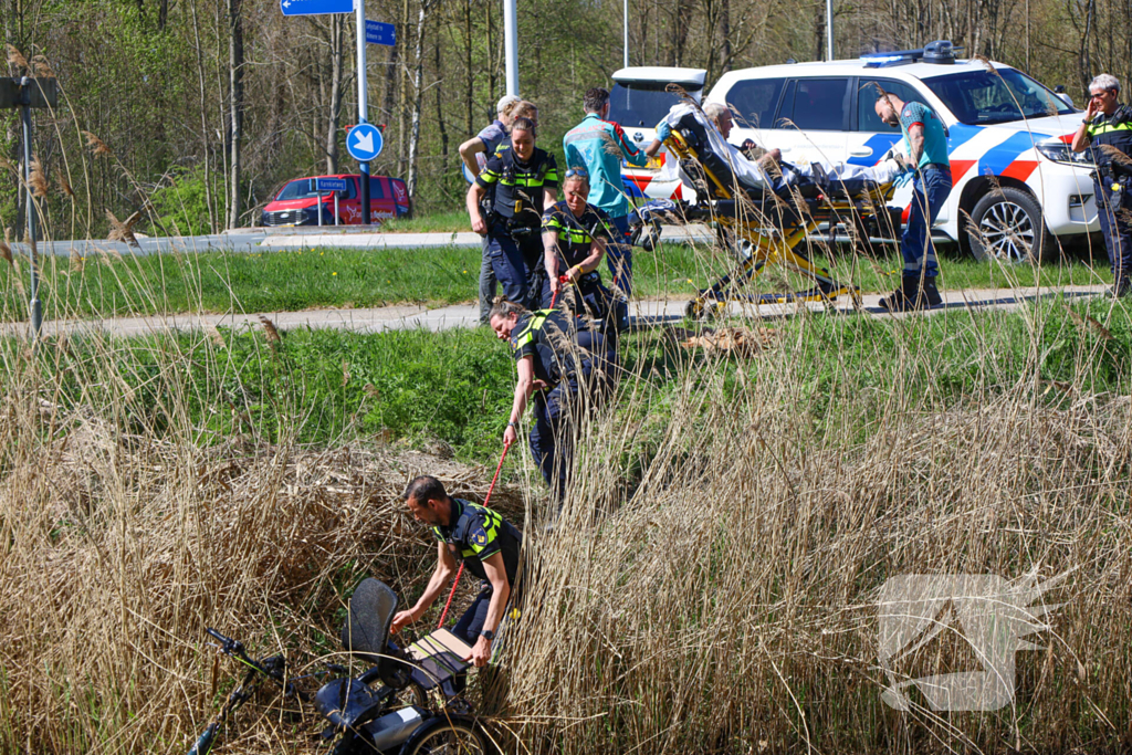 Automobilist bedenkt zich geen moment en springt water in als oudere te water raakt
