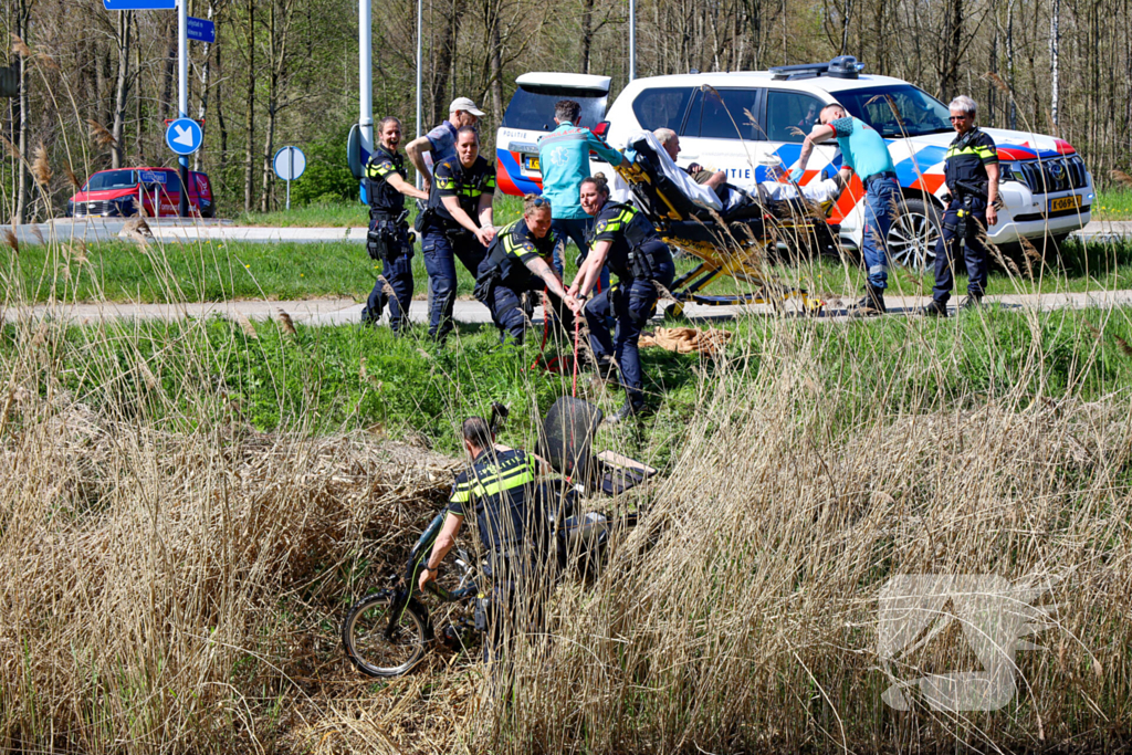 Automobilist bedenkt zich geen moment en springt water in als oudere te water raakt