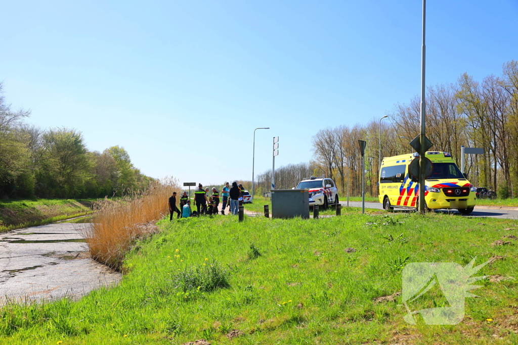 Automobilist bedenkt zich geen moment en springt water in als oudere te water raakt