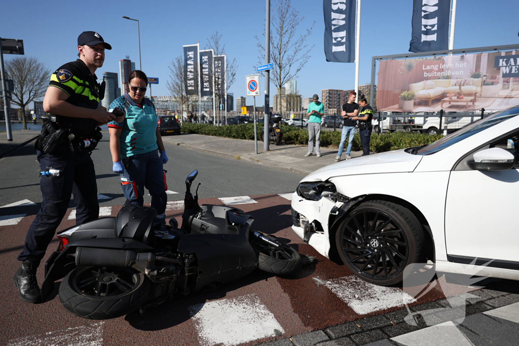 Scooterrijder geschept door auto