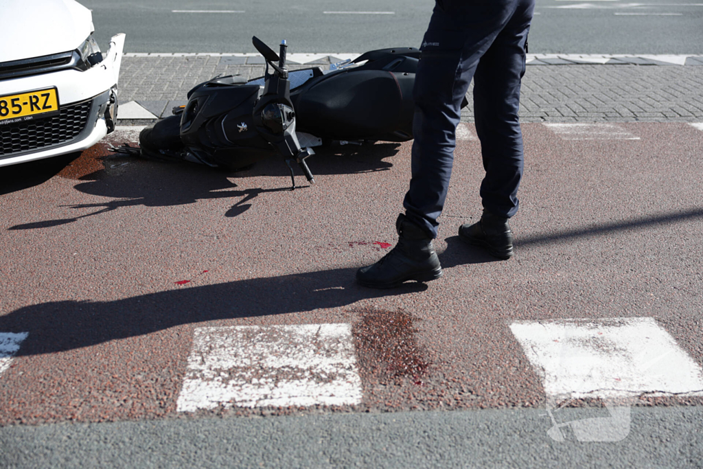 Scooterrijder geschept door auto