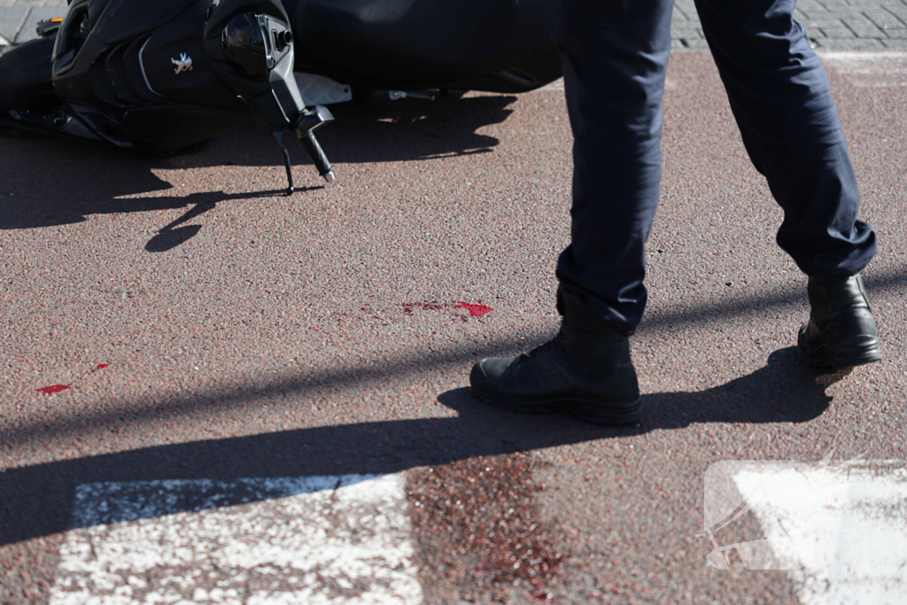 Scooterrijder geschept door auto