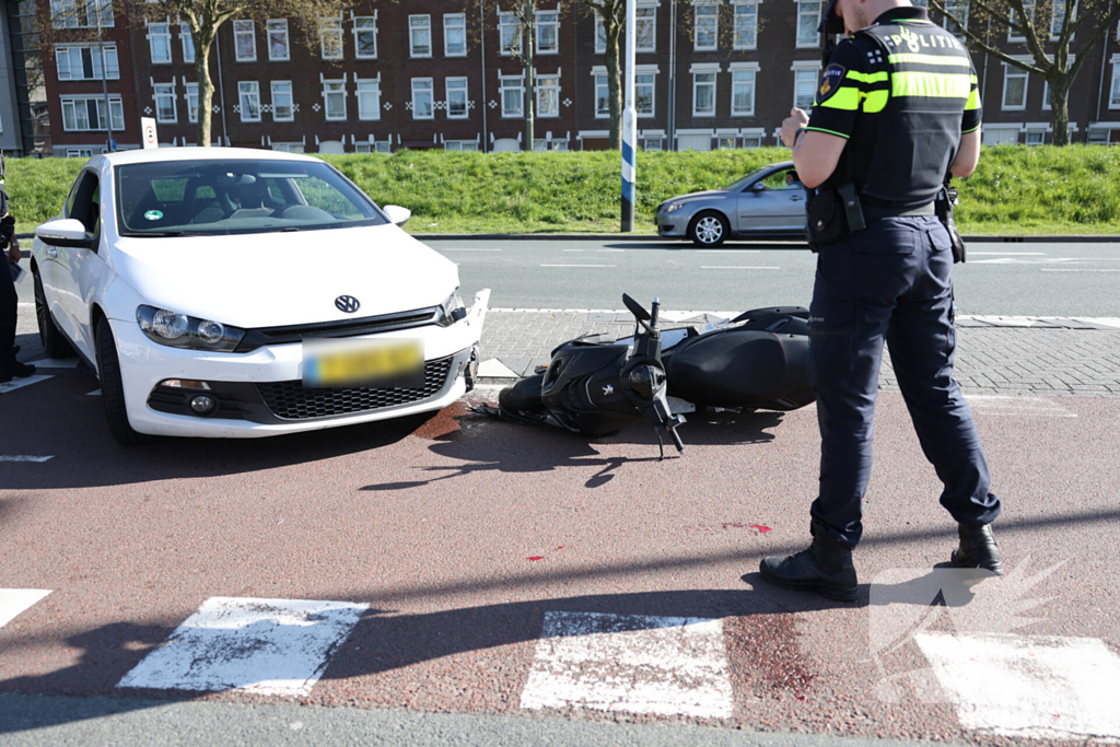 Scooterrijder geschept door auto