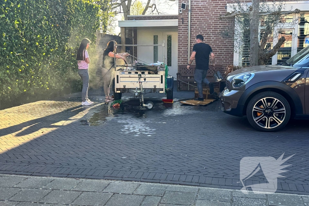 Bewoners starten met blussen van brandende aanhanger