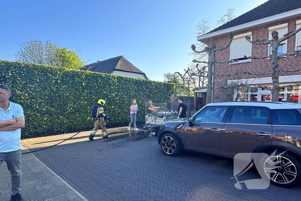 Bewoners starten met blussen van brandende aanhanger